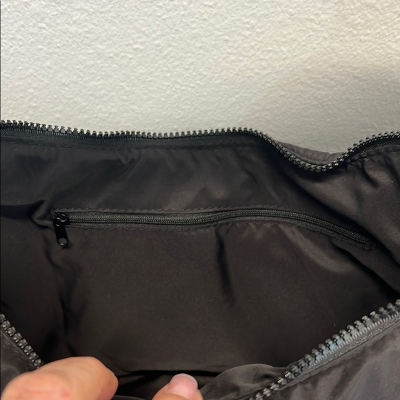 π€π Wilo The Brand Knot Cresent Travels Bag w/ Crossbody & Carry-On Straps βοΈ - Picture 9 of 9